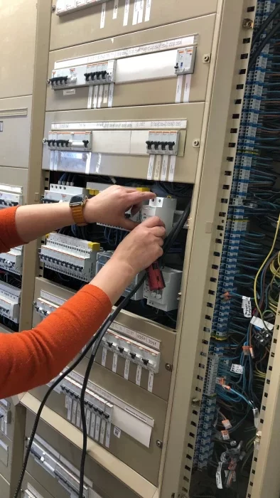 Artisan &eacute;lectricien au travail